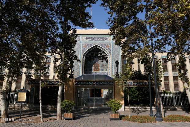 چه کسی اولین کتابخانه و موزه را در ایران وقف کرد ؟