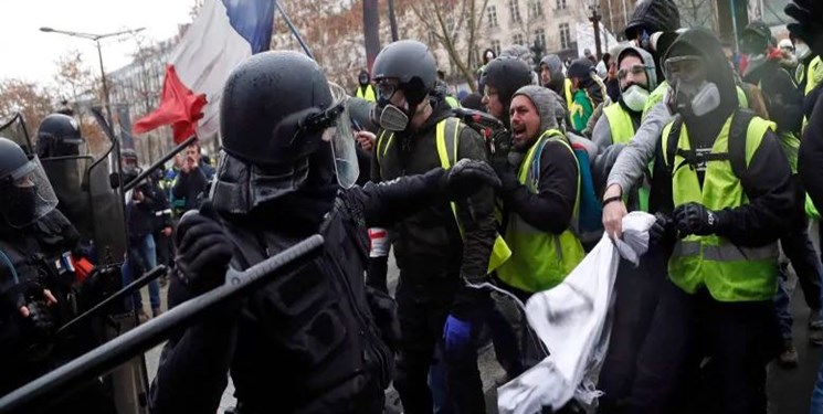 اعتصاب سراسری اتحادیه‌های کارگری در فرانسه / تنش در پاریس ادامه دارد
