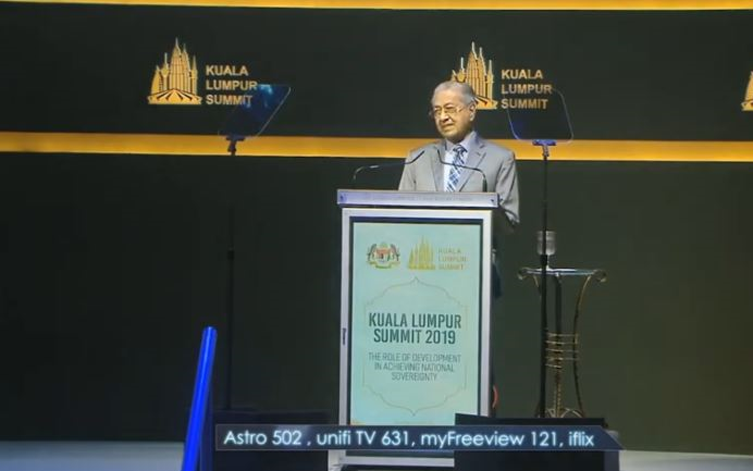 ماهاتیر محمد رهبر مالزی در اجلاس کشور های اسلامی کوالامپور در حال سخنرانی