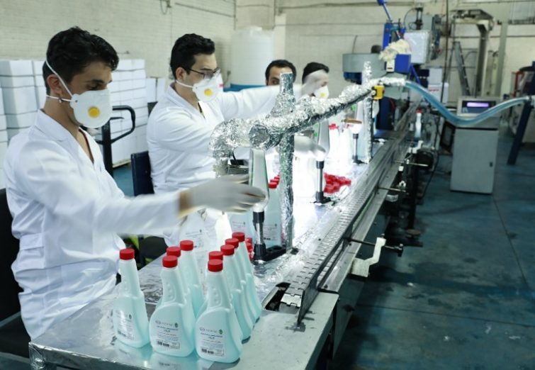 تولید روزانه ۱۸ هزار بطری مواد ضدعفونی کننده در بنیاد مستضعفان | گزارش تصویری