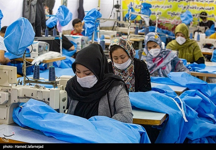 جهادگران افغانستانی روزانه ۱۰۰۰ گان رایگان برای بیمارستانهای ایران تولید میکنند + فیلم و عکس